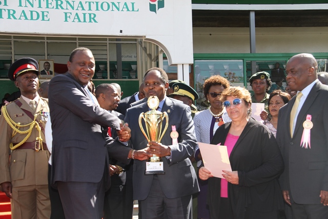 Vice Chancellor receives a trophy from H.E President Uhuru Kenyatta during the 2017 Nairobi International Trade fair