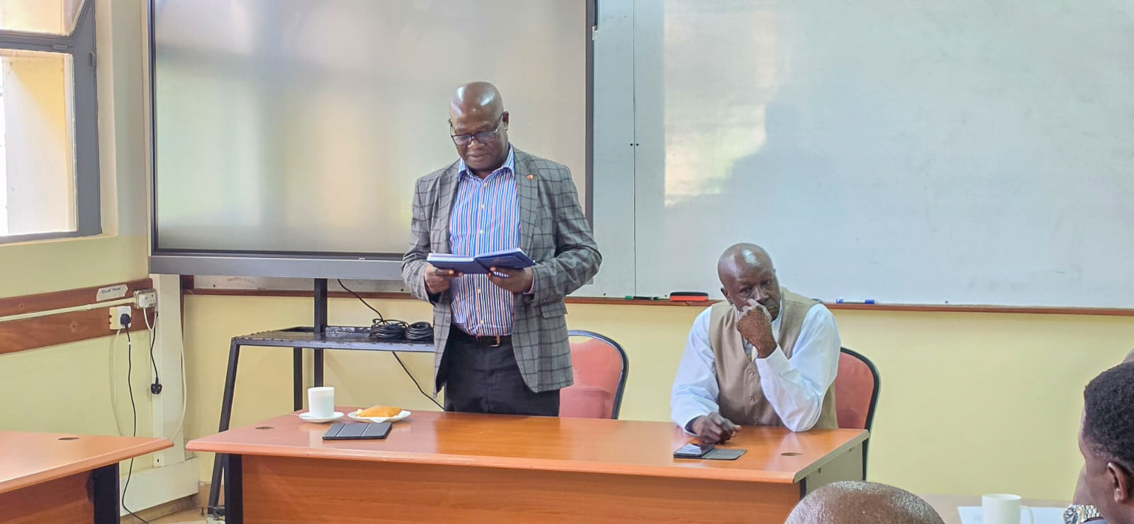 Prof. Josiah Aduda engages the Faculty of Science and Technology leadership in discussions