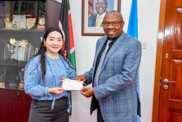 The DVC Finance Planning and Development, Prof Jackson Maalu receives the cheque donations from Chinese Property Developer Association (Kenya) Chair representative, Ms Wen Hui.)